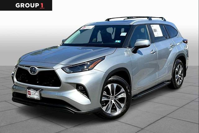 Photo of 2024 Celestial Silver Metallic Toyota Highlander Hybrid