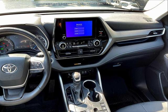 Photo of 2024 Celestial Silver Metallic Toyota Highlander Hybrid