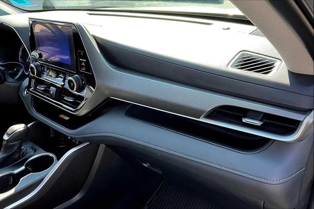 Photo of 2024 Celestial Silver Metallic Toyota Highlander Hybrid