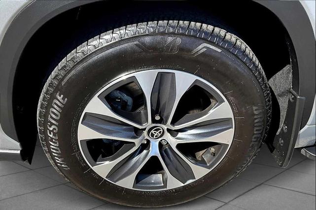Photo of 2024 Celestial Silver Metallic Toyota Highlander Hybrid