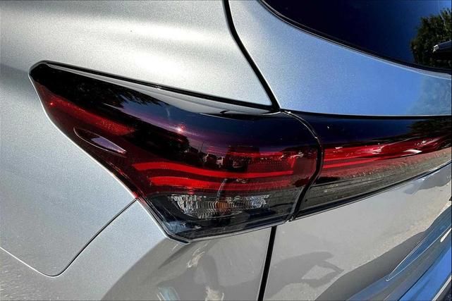 Photo of 2024 Celestial Silver Metallic Toyota Highlander Hybrid