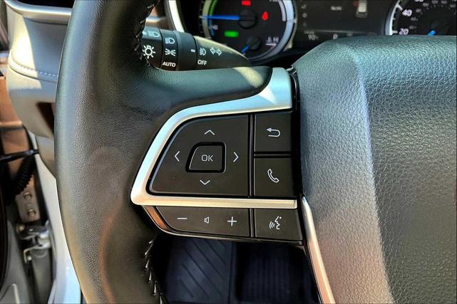 Photo of 2024 Celestial Silver Metallic Toyota Highlander Hybrid