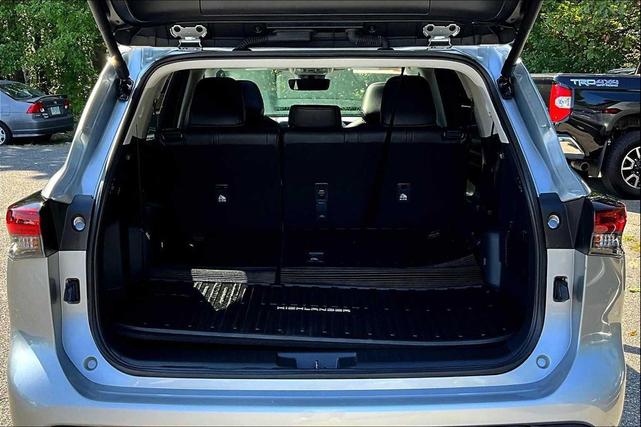 Photo of 2024 Celestial Silver Metallic Toyota Highlander Hybrid