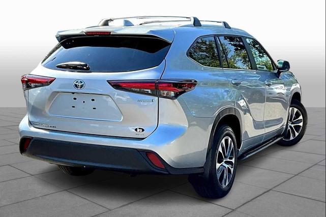 Photo of 2024 Celestial Silver Metallic Toyota Highlander Hybrid