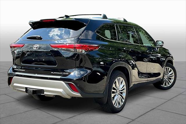 Photo of 2022 Midnight Black Metallic Toyota Highlander