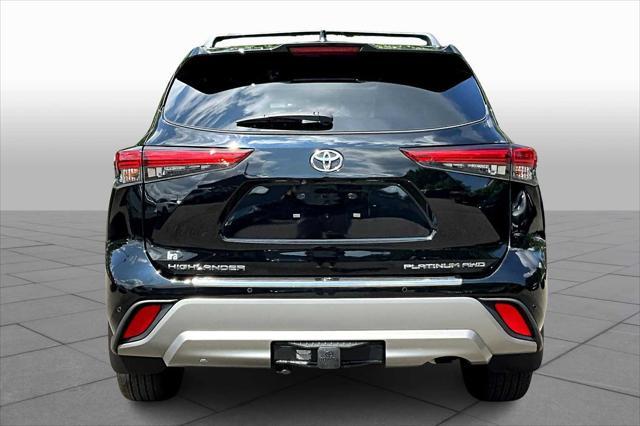 Photo of 2022 Midnight Black Metallic Toyota Highlander