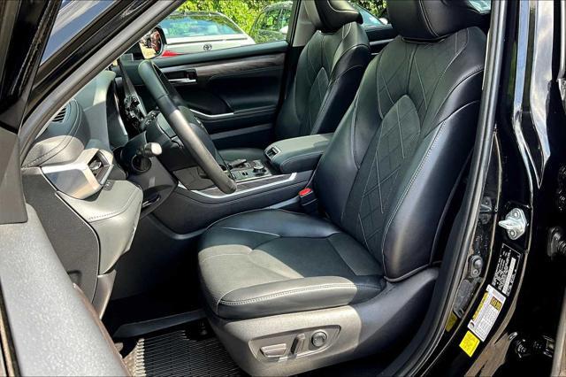 Photo of 2022 Midnight Black Metallic Toyota Highlander