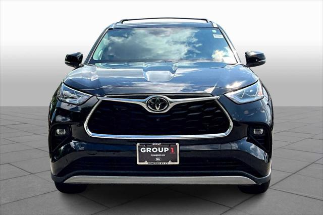 Photo of 2022 Midnight Black Metallic Toyota Highlander