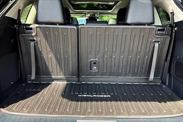 Photo of 2022 Midnight Black Metallic Toyota Highlander