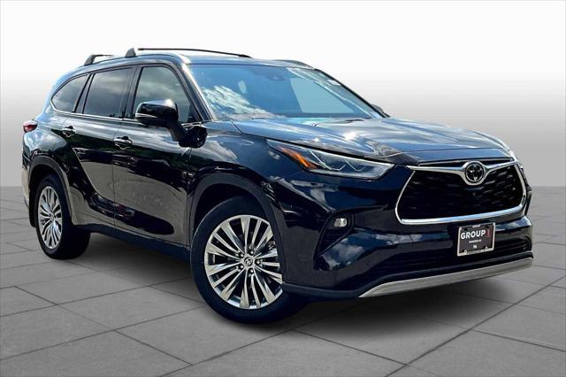 Photo of 2022 Midnight Black Metallic Toyota Highlander