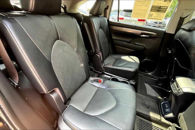 Photo of 2022 Midnight Black Metallic Toyota Highlander