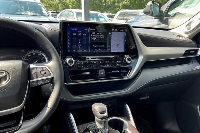 Photo of 2022 Midnight Black Metallic Toyota Highlander