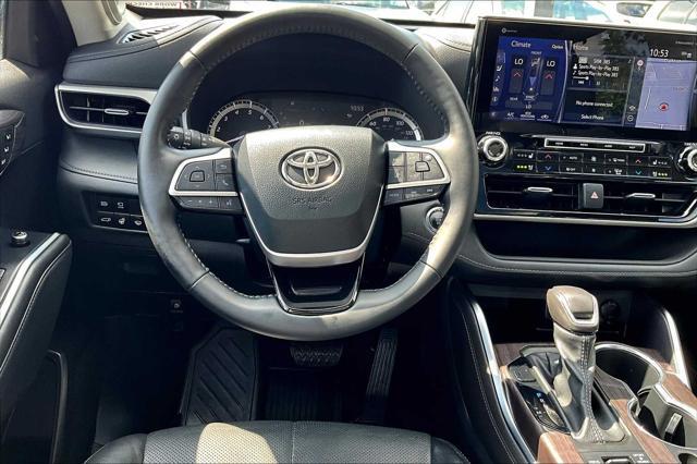 Photo of 2022 Midnight Black Metallic Toyota Highlander