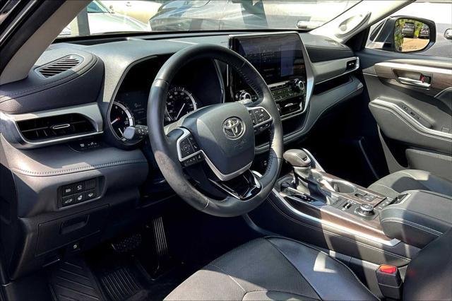 Photo of 2022 Midnight Black Metallic Toyota Highlander