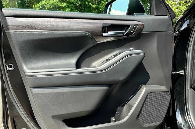 Photo of 2022 Midnight Black Metallic Toyota Highlander