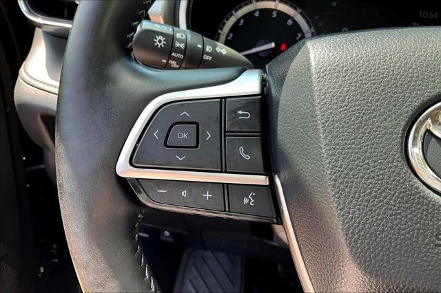 Photo of 2022 Midnight Black Metallic Toyota Highlander
