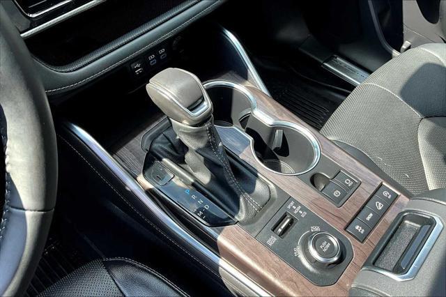 Photo of 2022 Midnight Black Metallic Toyota Highlander