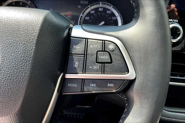 Photo of 2022 Midnight Black Metallic Toyota Highlander