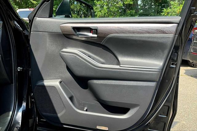 Photo of 2022 Midnight Black Metallic Toyota Highlander