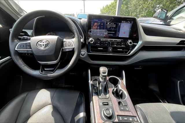 Photo of 2022 Midnight Black Metallic Toyota Highlander