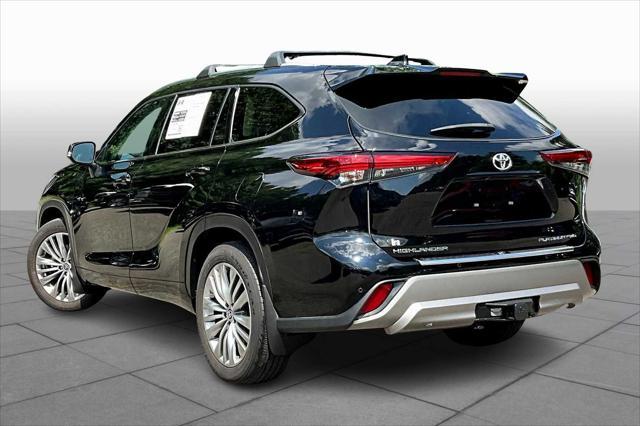 Photo of 2022 Midnight Black Metallic Toyota Highlander