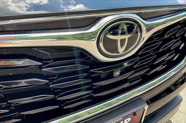 Photo of 2022 Midnight Black Metallic Toyota Highlander