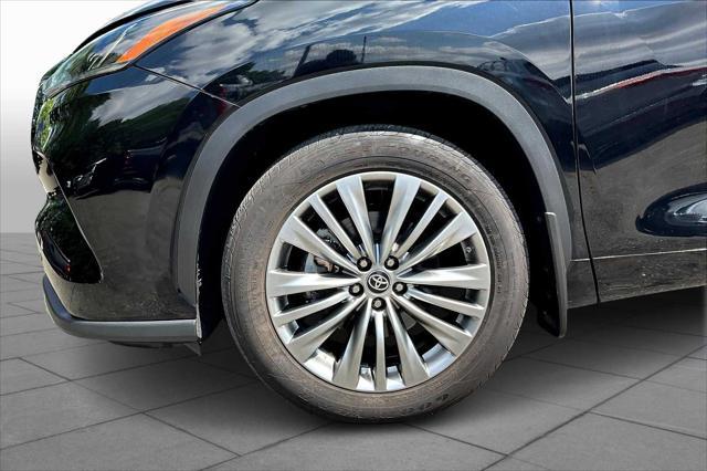 Photo of 2022 Midnight Black Metallic Toyota Highlander