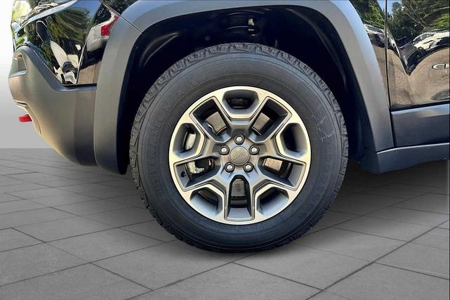 Photo of 2021 Diamond Black Crystal Pearlcoat Jeep Cherokee