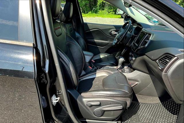 Photo of 2021 Diamond Black Crystal Pearlcoat Jeep Cherokee
