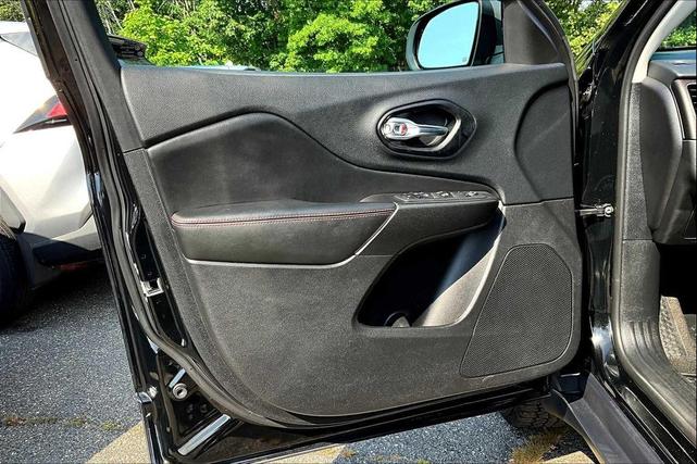 Photo of 2021 Diamond Black Crystal Pearlcoat Jeep Cherokee