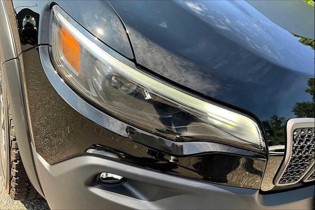 Photo of 2021 Diamond Black Crystal Pearlcoat Jeep Cherokee