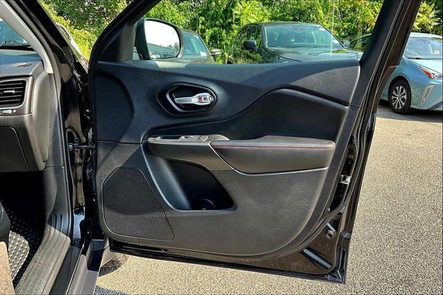 Photo of 2021 Diamond Black Crystal Pearlcoat Jeep Cherokee