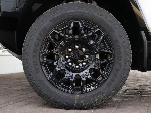 Photo of 2025 Interstellar White GMC HUMMER EV Pickup