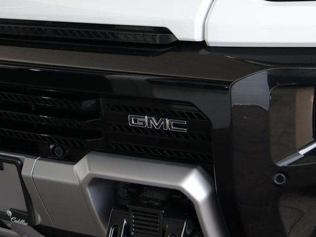 Photo of 2025 Interstellar White GMC HUMMER EV Pickup