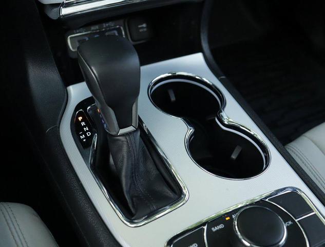 Photo of 2018 Bright White Clearcoat Jeep Grand Cherokee