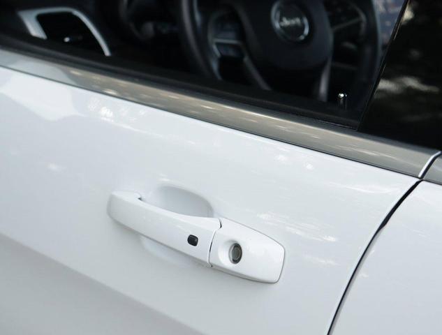 Photo of 2018 Bright White Clearcoat Jeep Grand Cherokee