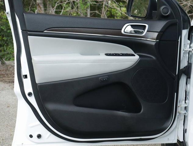 Photo of 2018 Bright White Clearcoat Jeep Grand Cherokee