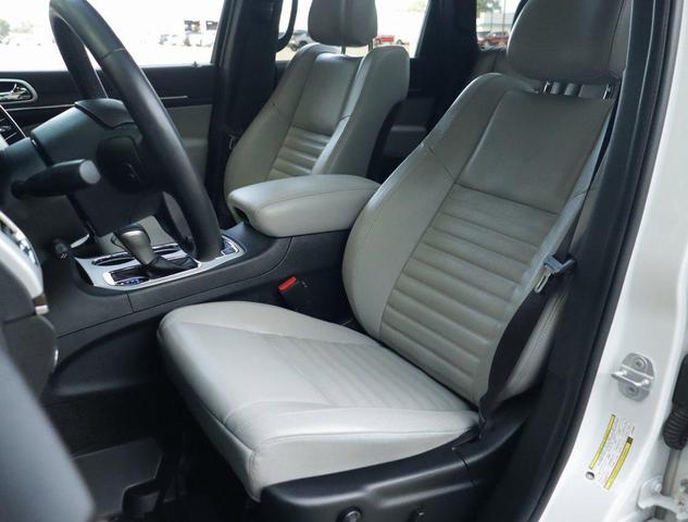 Photo of 2018 Bright White Clearcoat Jeep Grand Cherokee