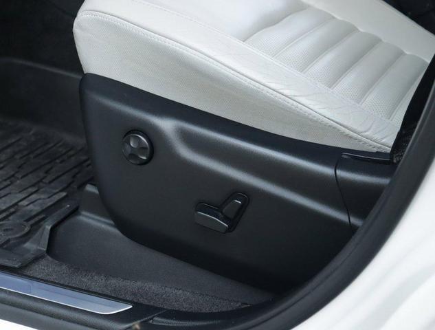 Photo of 2018 Bright White Clearcoat Jeep Grand Cherokee
