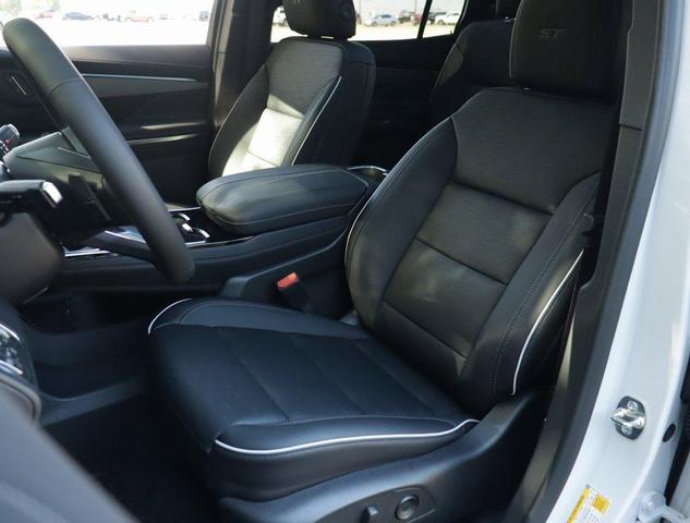Photo of 2026 iridescent white tricoat Buick Enclave