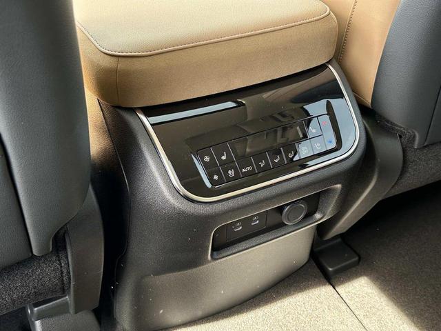Photo of 2025 Radiant White INFINITI QX80