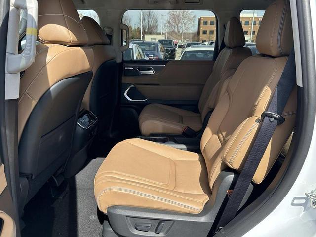 Photo of 2025 Radiant White INFINITI QX80