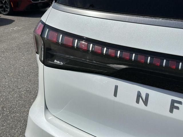 Photo of 2025 Radiant White INFINITI QX80