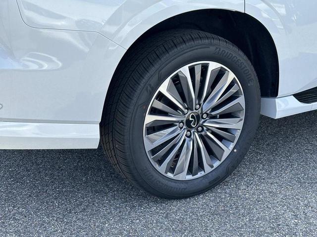 Photo of 2025 Radiant White INFINITI QX80