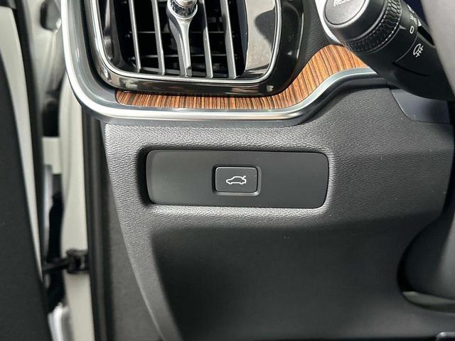 Photo of 2024 Crystal White Metallic Volvo S60