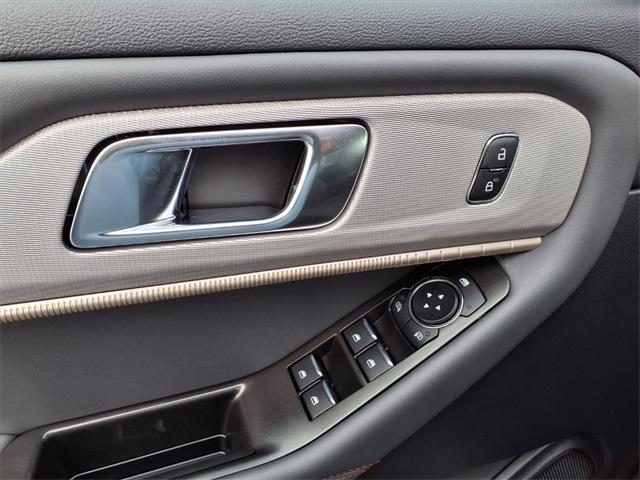 Photo of 2025 Star White Metallic Tri-Coat Ford Explorer