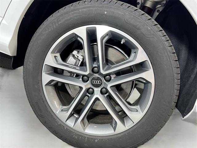 Photo of 2025 Glacier White Metallic Audi Q5