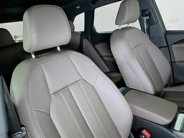 Photo of 2025 Glacier White Metallic Audi Q5
