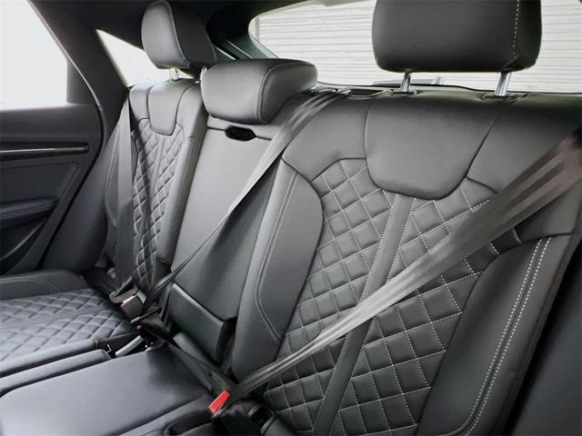 Photo of 2024 Glacier White Audi SQ5