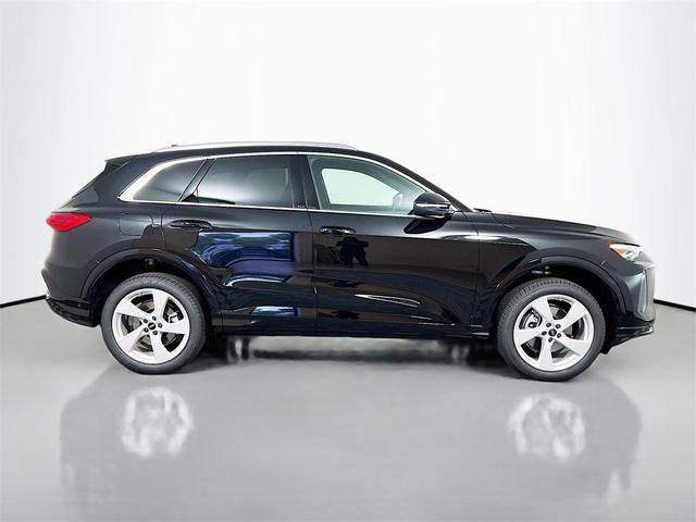 Photo of 2025 Mythos Black Metallic Audi Q5